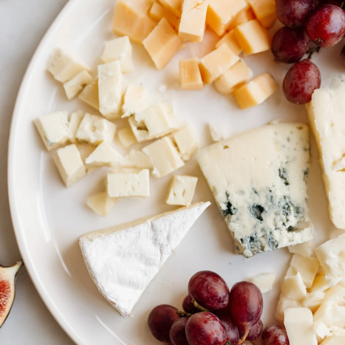 This Moments Magiques Plateau Bonne Année 2026 is stunning, showcasing charcuterie, cheeses, and all sorts of festive bites.